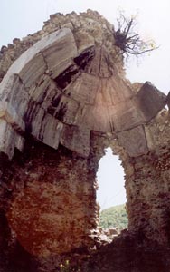 Развалины древнего храма в окресностях Капан