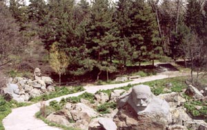Парк с памятниками погибшим в Великой Отеч. войне в Джермуке 