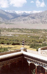 Вид с балкона монастыря Thiksi на долину 